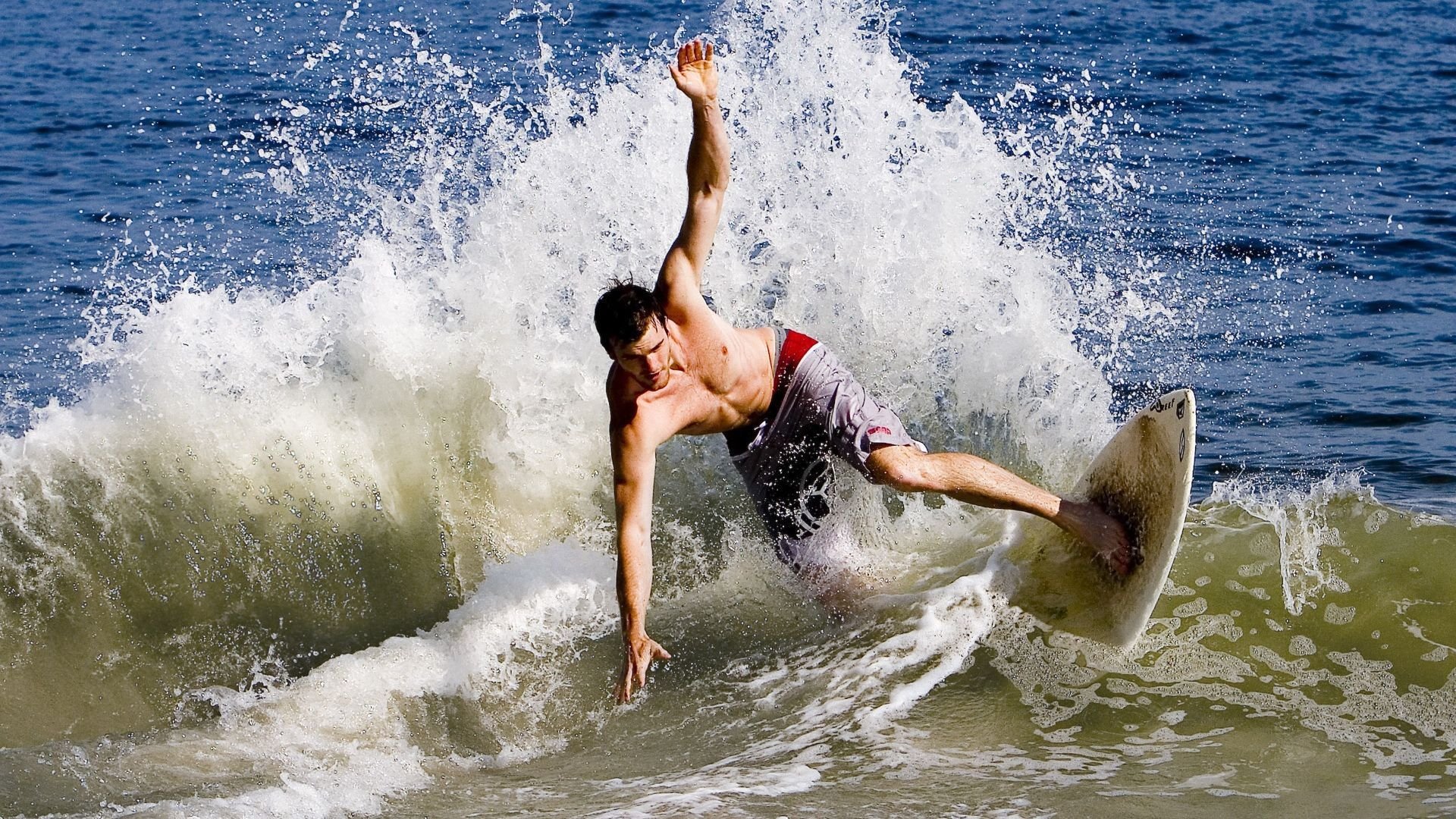 九游vip-海岸线特色渔舟漂移，水上速度与激情的挑战，海岸线水上运动基地